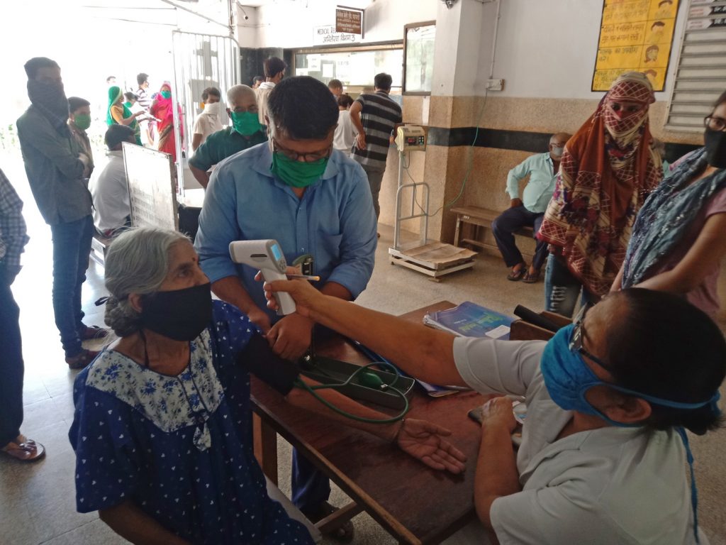 Fieber messen (c) Padhar Hospital