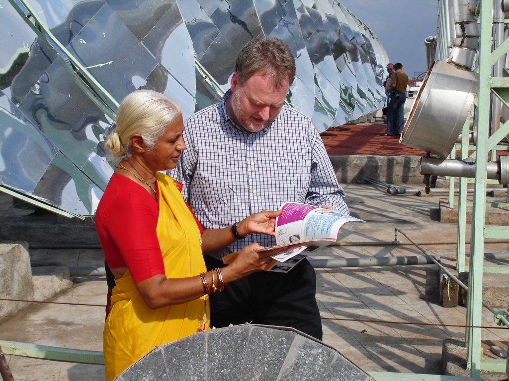 Deutsch-indische Expertenberatung 
vor Solarkraftwerk (c) Rainer Hörig

